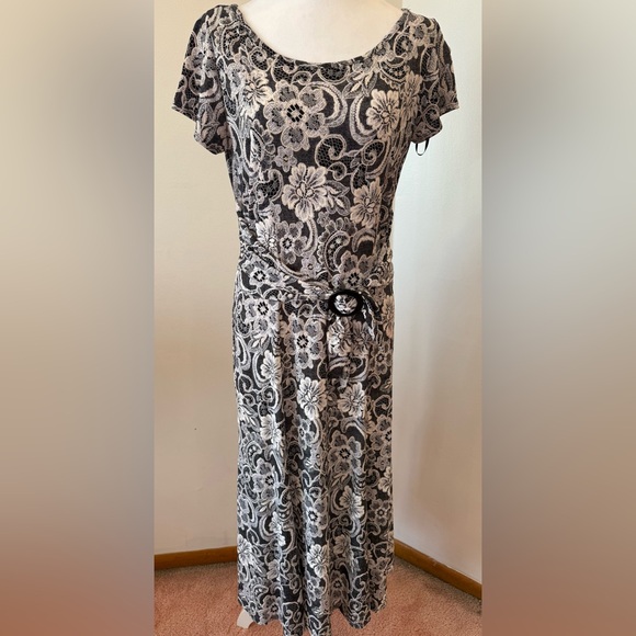 Elegant Floral Lace Dress - Picture 3 of 7